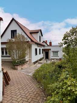 Giebelansicht mit Weg Giebelansicht mit Weg - Einfamilienhaus in 09648 Mittweida mit 77m² kaufen