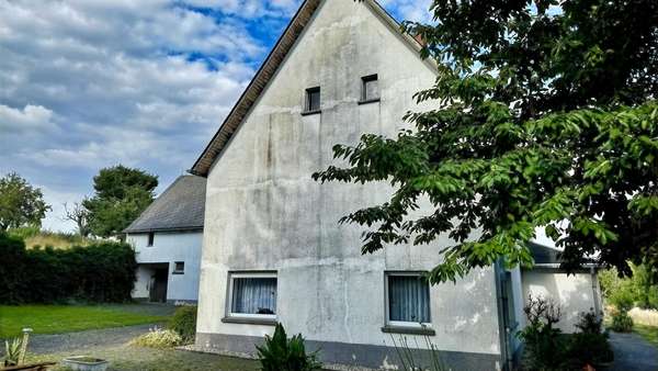 Außenansicht Giebelseite Außenansicht Giebelseite - Landhaus in 09306 Königshain-Wiederau mit 135m² kaufen