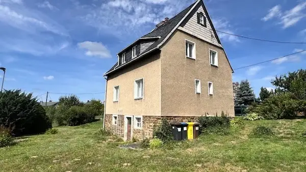 Haus mit sonnigem Grundstück