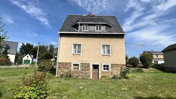 Haus mit sonnigem Grundstück