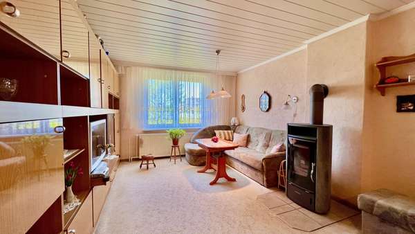 Wohnzimmer mit Kaminofen Wohnzimmer mit Kaminofen - Einfamilienhaus in 09509 Pockau-Lengefeld mit 115m² kaufen