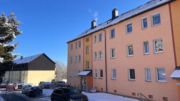 Hausansicht im Winter Hausansicht im Winter - Etagenwohnung in 09484 Kurort Oberwiesenthal mit 57m² als Kapitalanlage kaufen