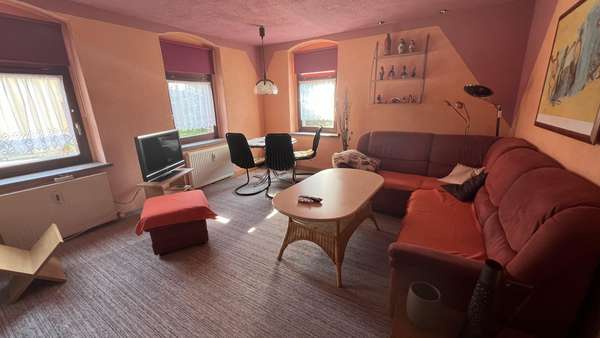 Wohnzimmer Wohnung EG rechts - Zweifamilienhaus in 09376 Oelsnitz mit 200m² kaufen