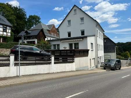 Blick von Straße - Zweifamilienhaus in 09579 Grünhainichen mit 152m² kaufen