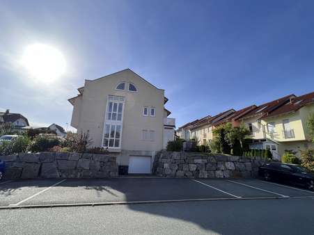 Seitenansicht mit Garagen- u. Kellerzugang - Zweifamilienhaus in 09221 Neukirchen mit 170m² kaufen