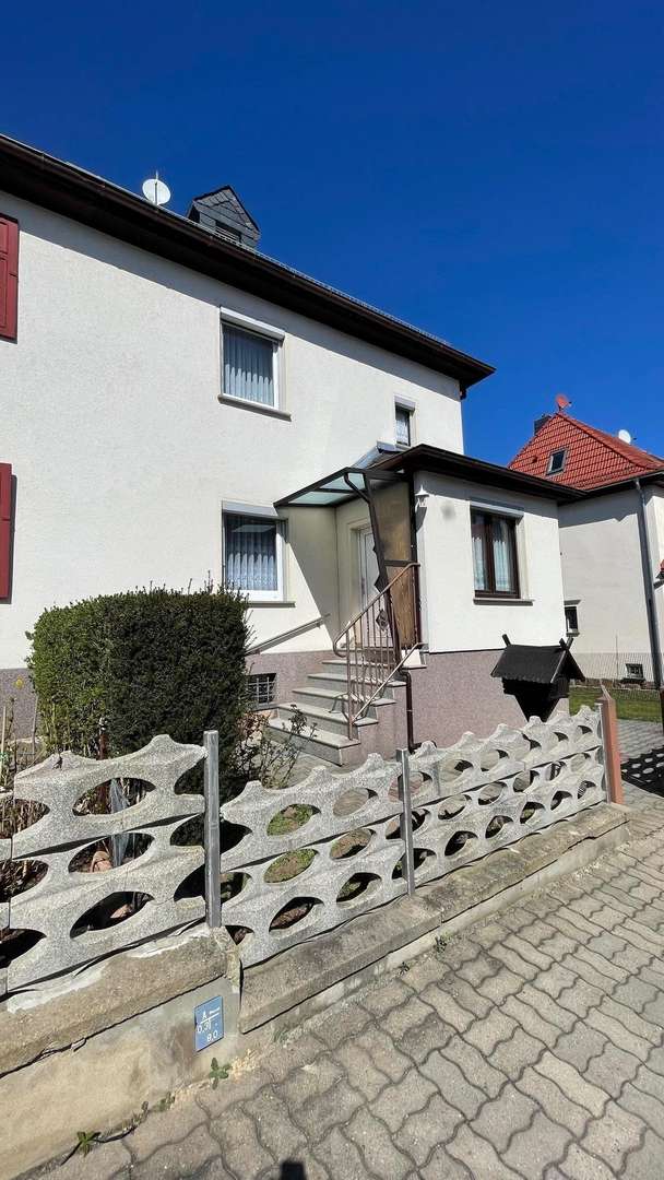 Straßenansicht Eingang hoch - Doppelhaushälfte in 08451 Crimmitschau mit 75m² kaufen