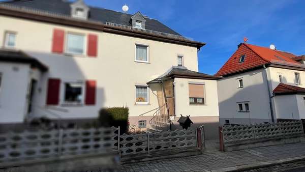 Straßenansicht - Doppelhaushälfte in 08451 Crimmitschau mit 75m² kaufen