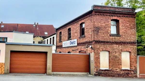 Ansicht Rückseite mit Zufahrt und Garage Ansicht Rückseite mit Zufahrt und Garage - Reihenmittelhaus in 08412 Werdau mit 125m² kaufen