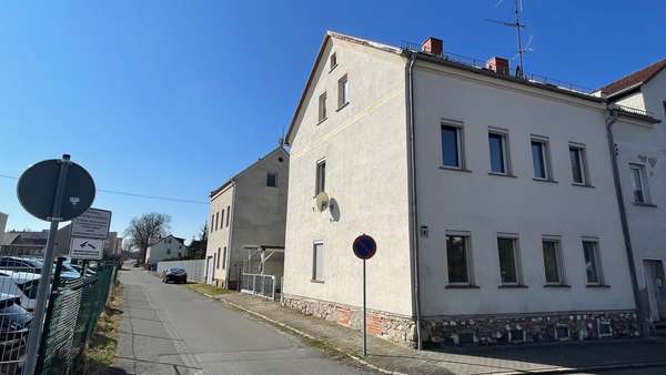 Straßenansicht - Zweifamilienhaus in 08451 Crimmitschau mit 115m² kaufen