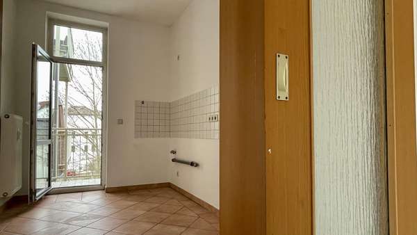 Küche mit Ausgang zum Balkon - Etagenwohnung in 08056 Zwickau mit 60m² kaufen