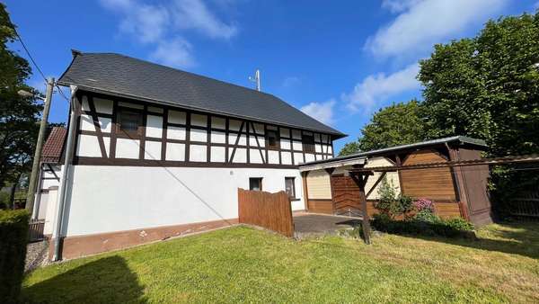 Haus 1 Seitenansicht mit Garte Haus 1 Seitenansicht mit Garte - Zweifamilienhaus in 08428 Langenbernsdorf mit 230m² kaufen
