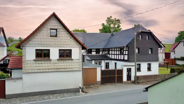 Kleines Fachwerkensemble mit zwei EFH