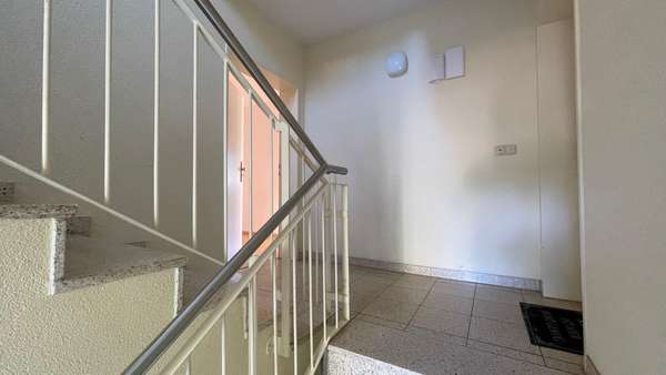 Treppenhaus - Erdgeschosswohnung in 08412 Werdau mit 70m² kaufen