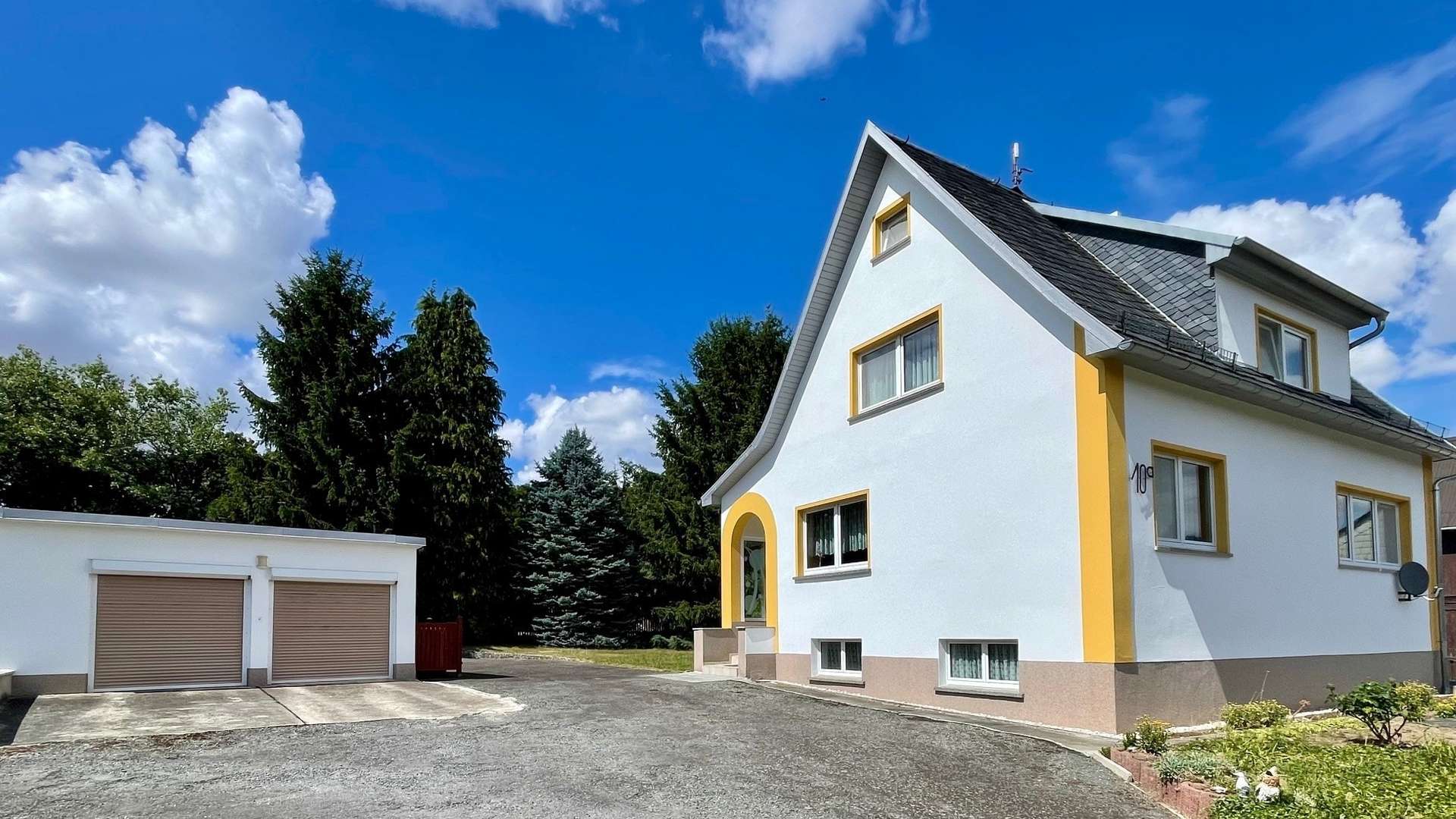Vorderansicht mit Garagen Vorderansicht mit Garagen - Einfamilienhaus in 08459 Neukirchen mit 110m² kaufen