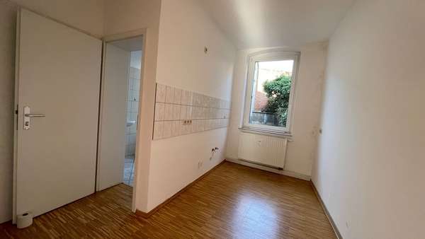 EG rechts Gewerbe, Küche und Bad - Mehrfamilienhaus in 08412 Werdau mit 89m² kaufen