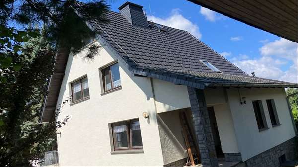 Gebäudeansicht mit Eingang - Einfamilienhaus in 08056 Zwickau mit 120m² kaufen