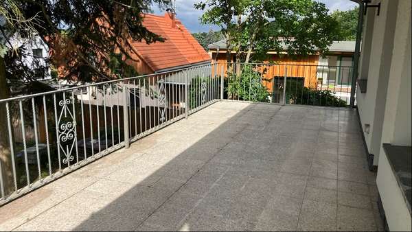 Terrasse mit Treppe zum Grundstück - Einfamilienhaus in 08056 Zwickau mit 120m² kaufen
