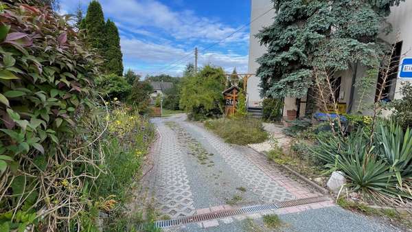 Zufahrt Zufahrt - Mehrfamilienhaus in 08412 Werdau mit 270m² kaufen