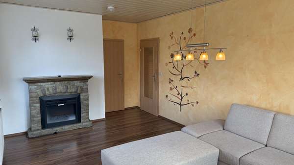 Wohnzimmer mit Blick auf Kamin Wohnzimmer mit Blick auf Kamin - Etagenwohnung in 08132 Mülsen mit 58m² kaufen