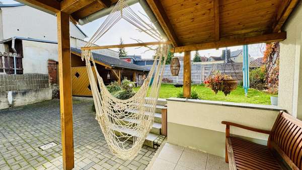 Blick in Hof und Garten Blick in Hof und Garten - Mehrfamilienhaus in 08064 Zwickau mit 80m² kaufen