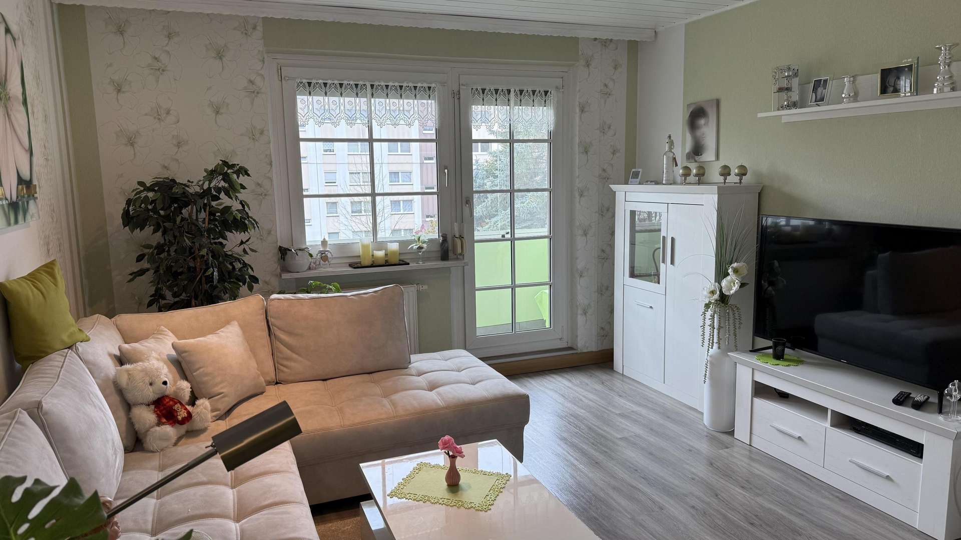 Wohnzimmer mit Blick zum Balkon Wohnzimmer mit Blick zum Balkon - Etagenwohnung in 08132 Mülsen mit 69m² kaufen