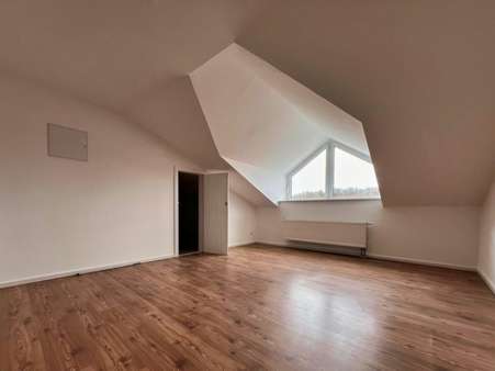 Wohnzimmer - Dachgeschosswohnung in 08412 Werdau mit 66m² mieten
