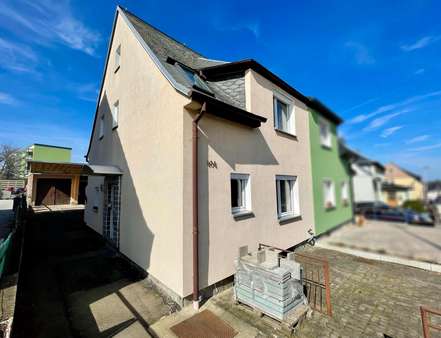 Seitenansicht mit Hofeinfahrt - Doppelhaushälfte in 08066 Zwickau mit 75m² kaufen