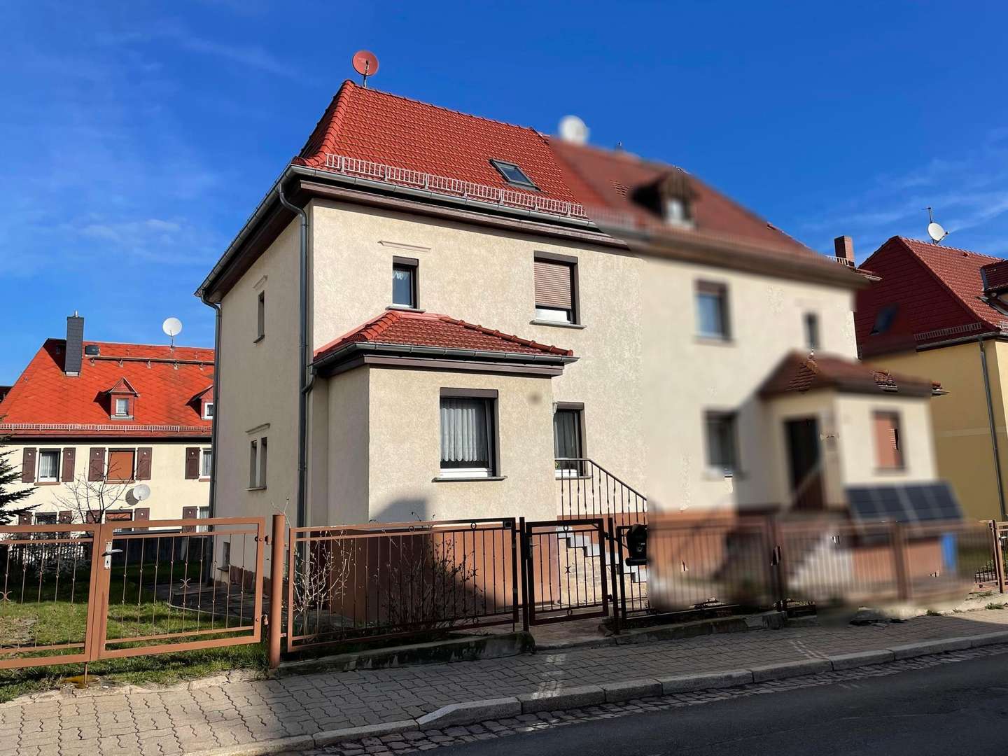 Strassenansicht - Doppelhaushälfte in 08451 Crimmitschau mit 95m² kaufen