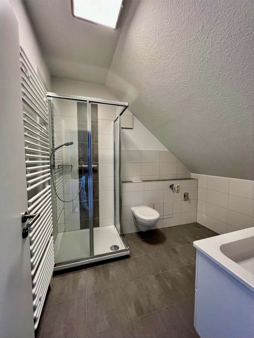 Neues Badezimmer - Dachgeschosswohnung in 08209 Auerbach mit 57m² mieten