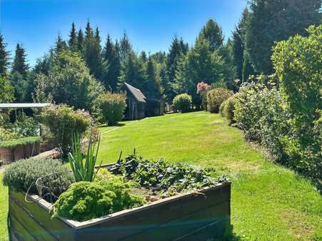 Hochbett und Blick in den Garten - Bungalow in 08626 Adorf mit 45m² kaufen