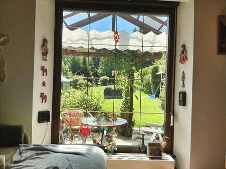 Blick durch das Wohnzimmerfenster - Bungalow in 08626 Adorf mit 45m² kaufen