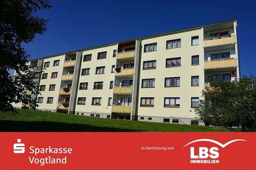 Blick von der Wiese aus - Etagenwohnung in 08606 Oelsnitz mit 47m² kaufen