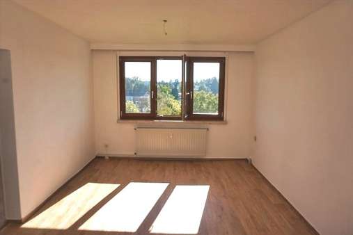 Wohnzimmer - Etagenwohnung in 08606 Oelsnitz mit 47m² kaufen