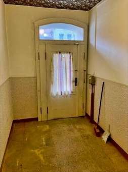 Haustüre und Flur - Zweifamilienhaus in 08223 Falkenstein mit 140m² kaufen