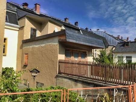 Seitenansicht Rückseite - Zweifamilienhaus in 08258 Markneukirchen mit 200m² kaufen