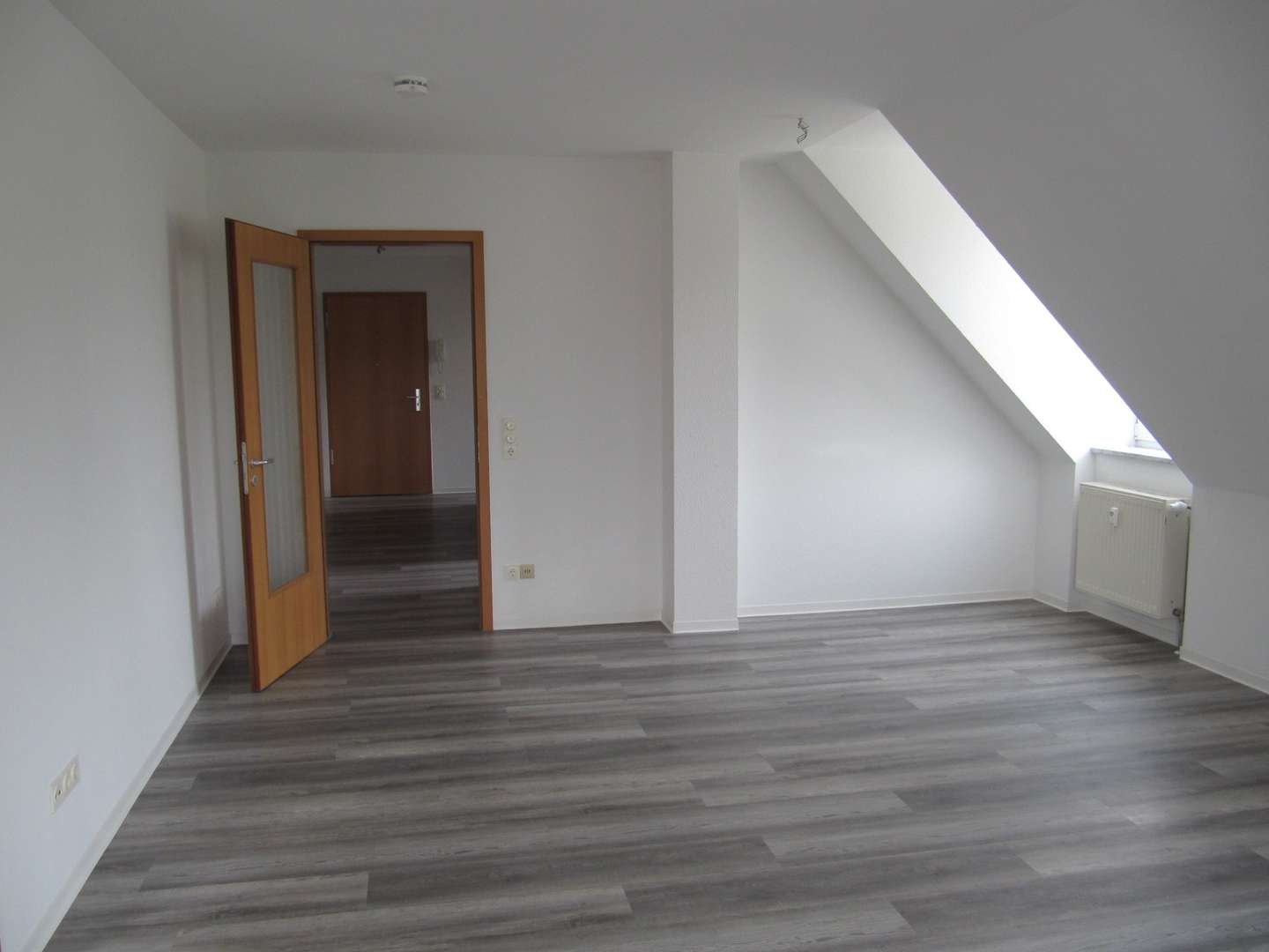 Wohnzimmer Bild 1 - Dachgeschosswohnung in 08262 Muldenhammer mit 64m² mieten