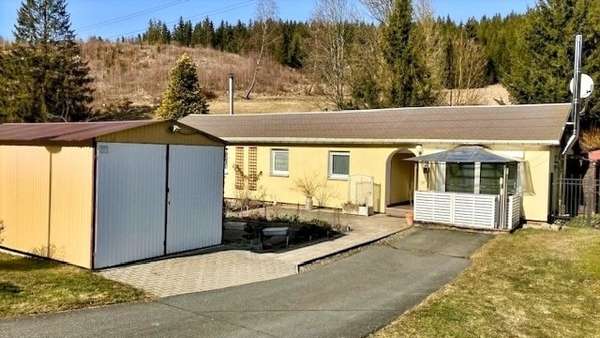 Vorderansicht mit Garage - Bungalow in 08262 Muldenhammer mit 108m² kaufen