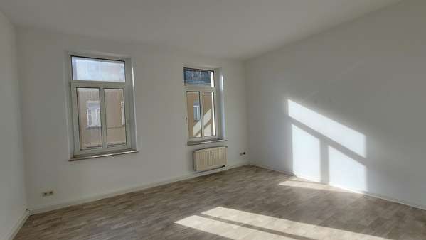 Wohnzimmer W2 1.OG Wohnzimmer W2 1.OG - Mehrfamilienhaus in 08523 Plauen mit 241m² kaufen