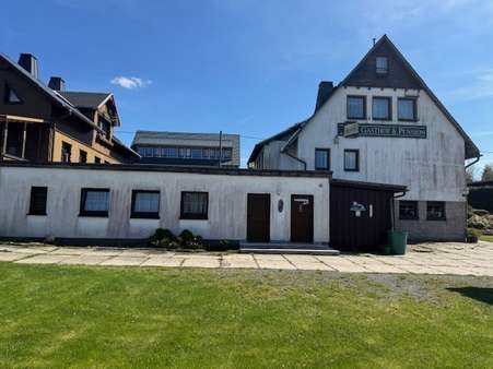 Haupthaus und Nebengebäude - Mehrfamilienhaus in 08248 Klingenthal mit 223m² kaufen