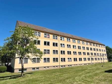 Hausansicht Hausansicht - Etagenwohnung in 08496 Neumark mit 52m² kaufen