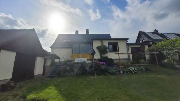hintere Gebäudeansicht mit Wintergarten - Einfamilienhaus in 08248 Klingenthal mit 117m² kaufen