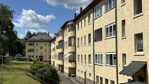 Rückansicht mit Wäscheplatz Rückansicht mit Wäscheplatz - Etagenwohnung in 08228 Rodewisch mit 92m² kaufen