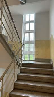 Blick in ein sauberes und gepflegtes Treppenhaus Blick in ein sauberes und gepflegtes Treppenhaus - Etagenwohnung in 08228 Rodewisch mit 92m² kaufen