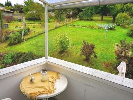 Blick vom Balkon zum Garten - Doppelhaushälfte in 08538 Weischlitz mit 70m² kaufen
