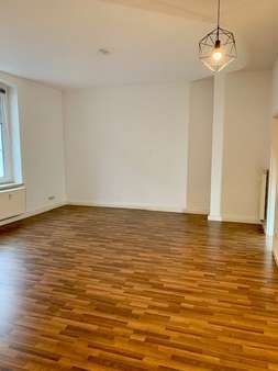 Wohnzimmer - Etagenwohnung in 08485 Lengenfeld mit 58m² kaufen