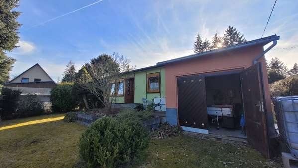 Außenansicht mit Garage - Haus in 08547 Jößnitz mit 37m² kaufen