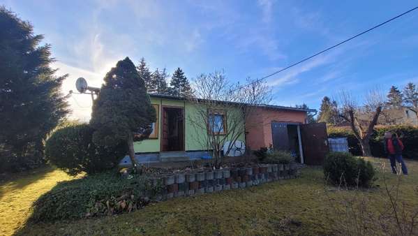 Außenansicht mit Terrasse - Haus in 08547 Jößnitz mit 37m² kaufen