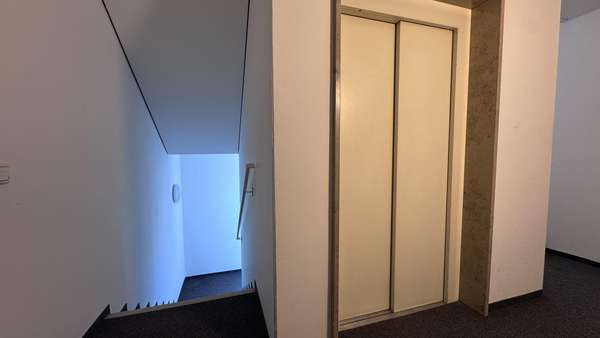 Treppenhaus mit Personenaufzug Treppenhaus mit Personenaufzug - Etagenwohnung in 08525 Plauen mit 75m² kaufen
