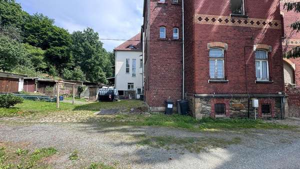 Zuwegung Grundstück und Garagen Zuwegung Grundstück und Garagen - Mehrfamilienhaus in 08499 Mylau mit 300m² kaufen