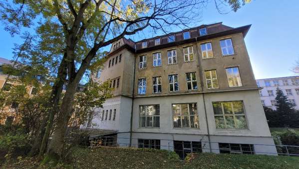 hintere Ansicht Garten - Service in 08523 Plauen mit 1212m² kaufen